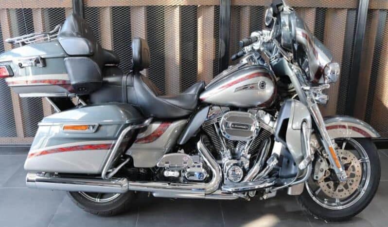 2016 Harley-Davidson CVO Ultra Classic Electra Glide (FLHTCUSE)